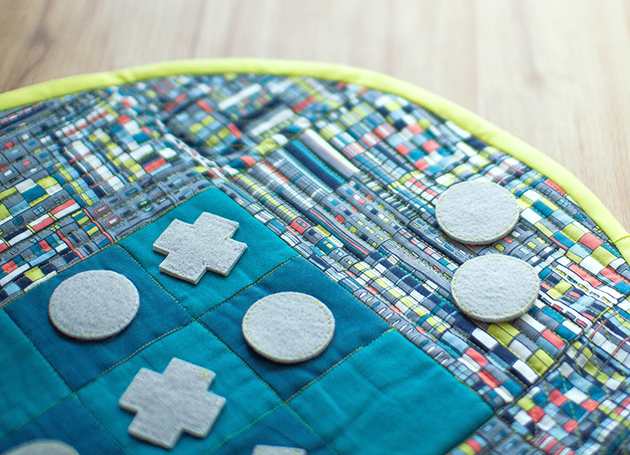 Ready? Set? Go! Enjoy a great game of tic-tac-toe on your awesome, quilted tic-tac-toe board.