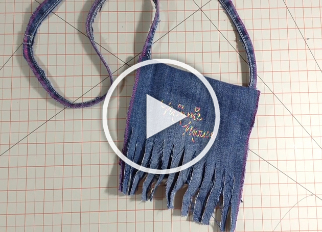 Dans cette séquence vidéo, Denise Wild vous montre comment confectionner un très joli sac à main brodé en denim recyclé de Disney.