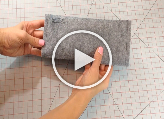 Ne manquez pas cette séquence vidéo de Denise Wild qui présente les étapes simples pour la fabrication d’un étui à crayons élégant avec monogramme.